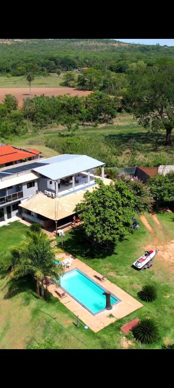 an aerial view of a large house with a swimming pool at Rancho do allan in Três Marias