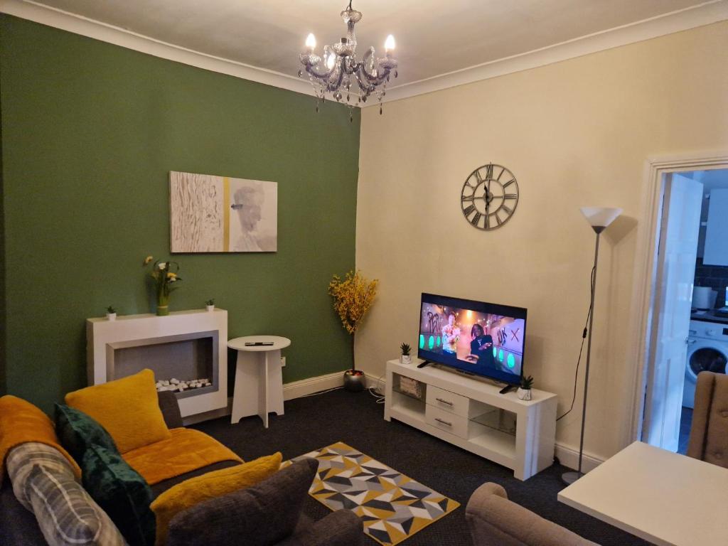 A television and/or entertainment centre at Primos Castle - 1 Bedroom in North Shields