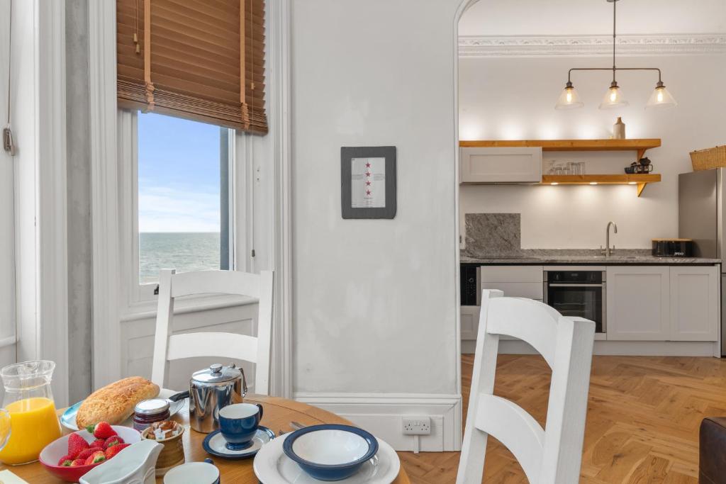 eine Küche und ein Esszimmer mit einem Tisch und Stühlen in der Unterkunft Spinnaker - Close to Town Sea Views in Tenby