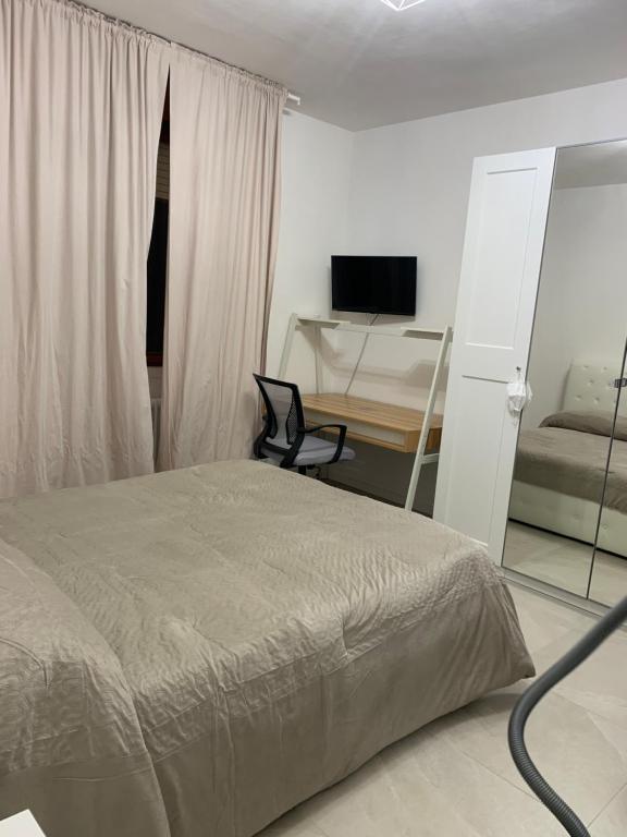 een slaapkamer met een bed, een bureau en een stoel bij Guesthouse In town in San Lorenzo