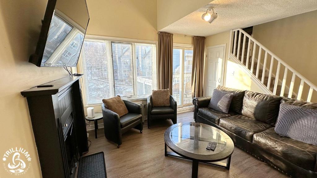 Mountainview Loft at North Creek Resort في الجبال الزرقاء: غرفة معيشة مع أريكة وطاولة