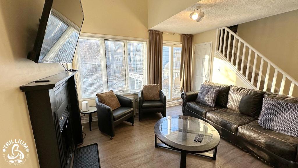 un soggiorno con un divano e un tavolo di Mountainview Loft at North Creek Resort a Blue Mountains