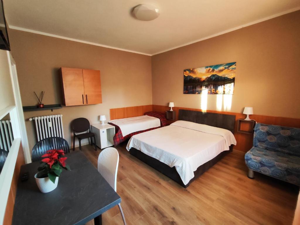 Cette chambre comprend 2 lits et une table. dans l'établissement B&B Bella Garbatella, à Rome