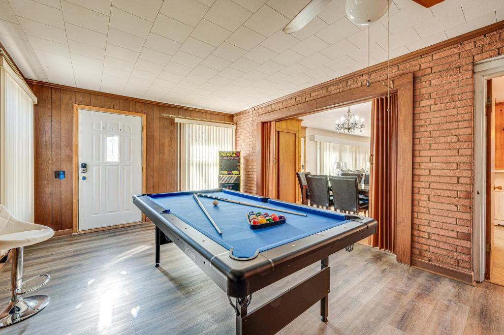 uma mesa de bilhar num quarto com uma parede de tijolos em Spacious Lexington Abode with Pool Table and Fireplace em Lexington