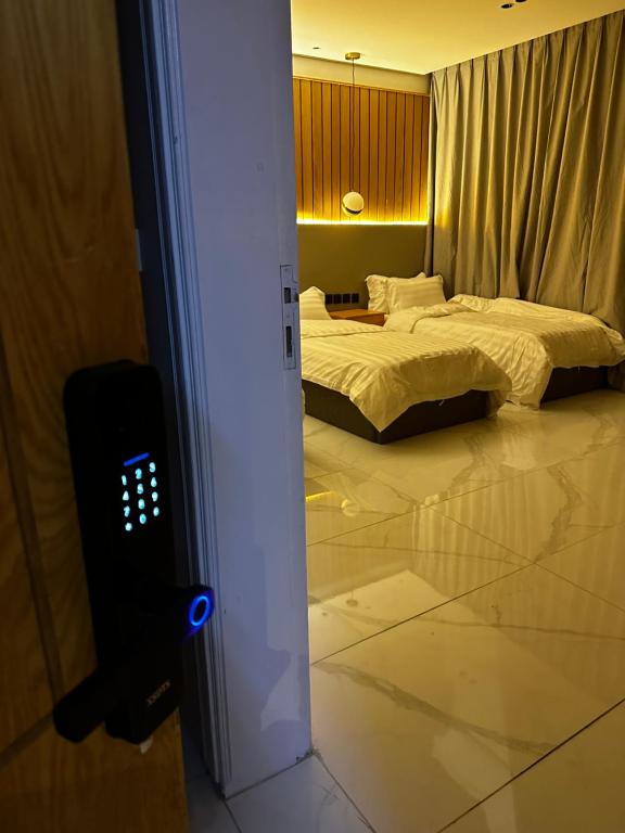 um quarto com duas camas e uma porta com luz em شقة دخول ذاتي em Taif