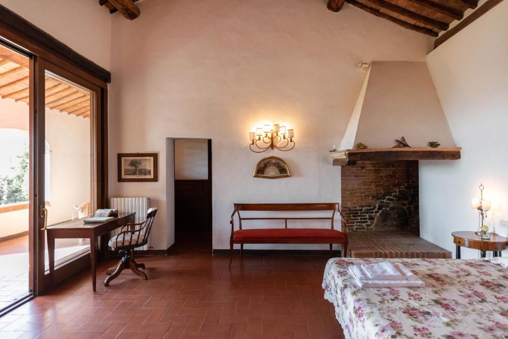 une chambre avec un lit et une cheminée dans l'établissement Villa Santa Virginia, à Sienne