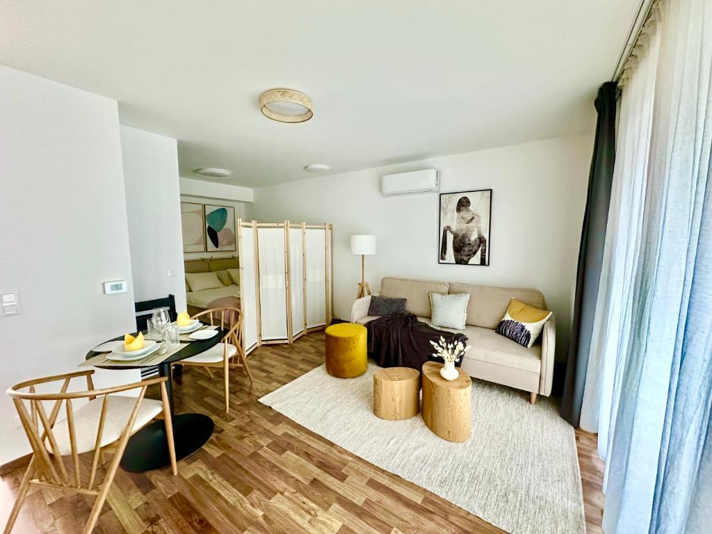 uma sala de estar com um sofá e uma mesa em River Passage Budapest Garage/AC/Balcony em Budapeste