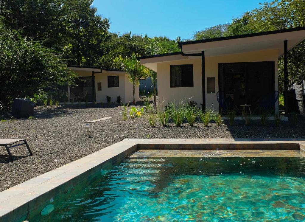una piscina frente a una casa en MY - Cosy Lodges, en Paraíso