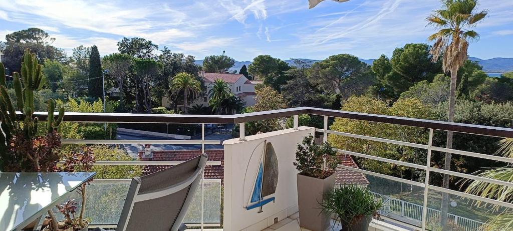 d'un balcon avec vue sur une maison et des arbres. dans l'établissement Baie d'Azur, à Saint-Raphaël