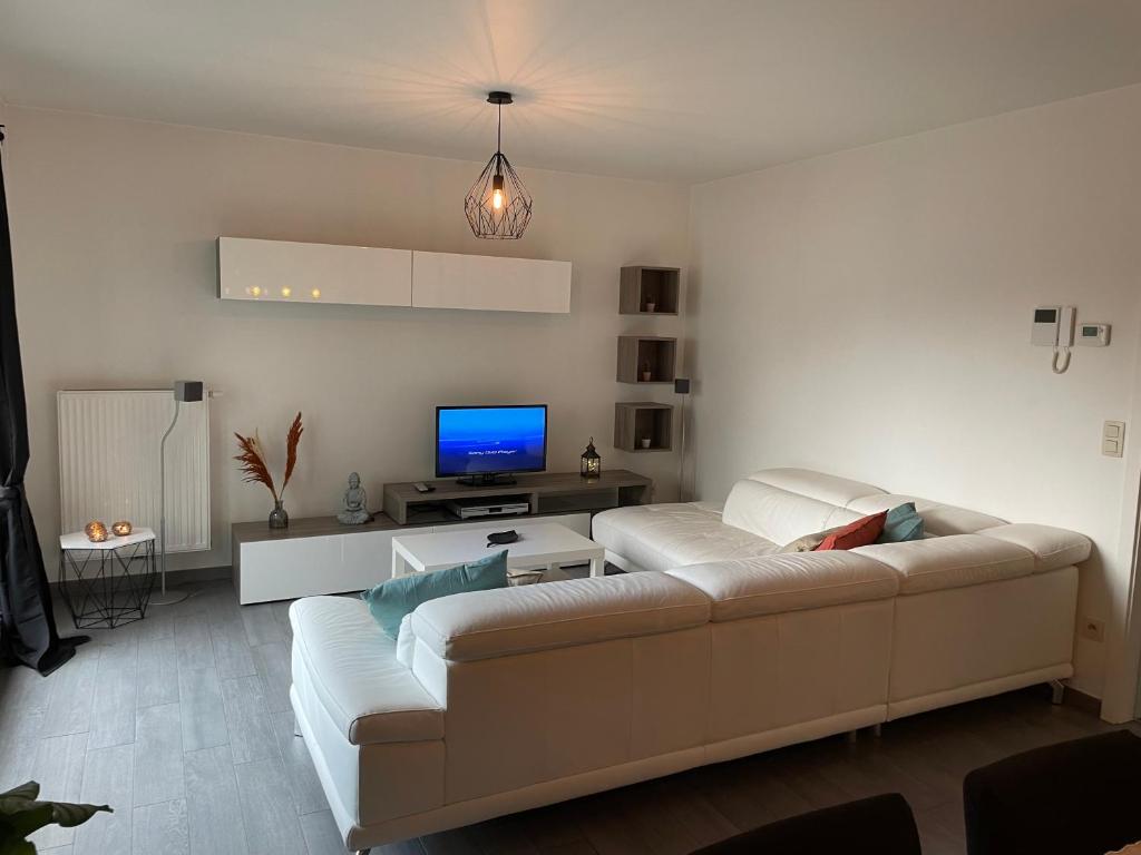 un soggiorno con divano e TV di Sogni D'oro a Ninove