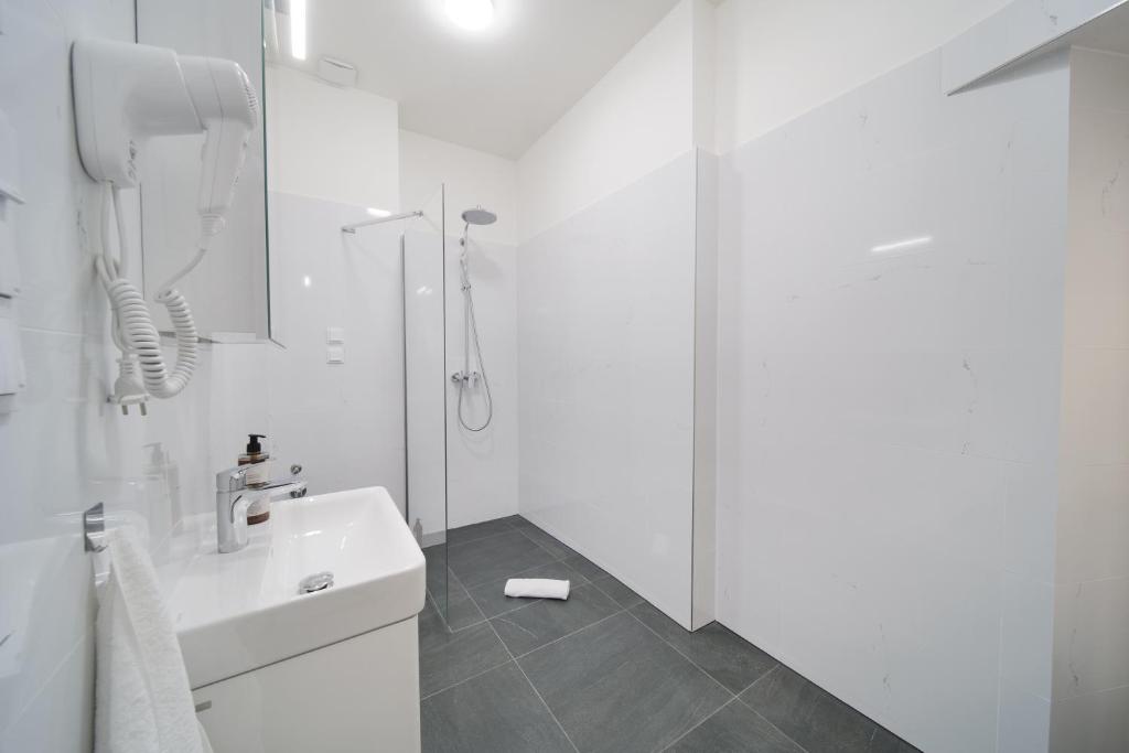 Majestic Square View Residence - 15