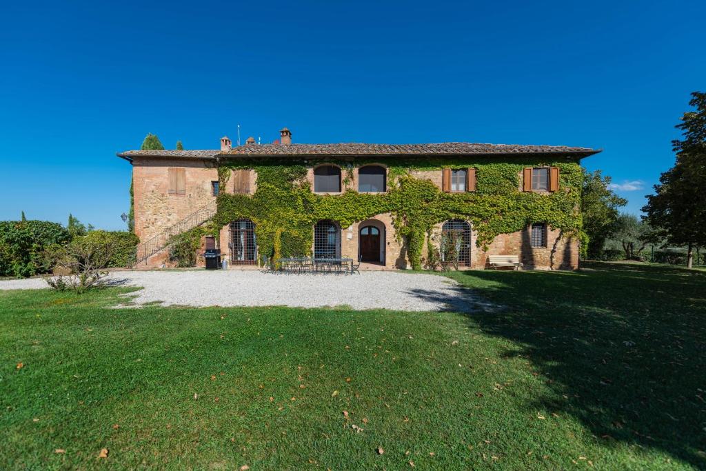 - une ancienne maison en pierre avec du lierre dans l'établissement Villa Santa Virginia, à Sienne