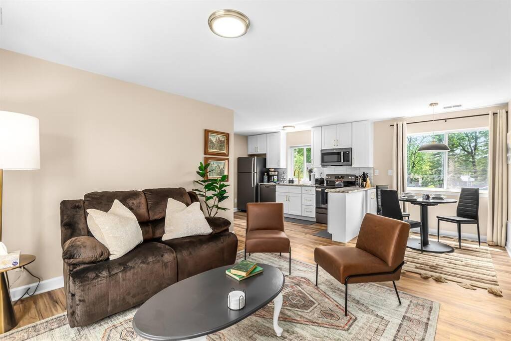 ein Wohnzimmer mit einem Sofa und Stühlen sowie eine Küche in der Unterkunft New! Spacious 1BR King Suite - Great Location in Roseville