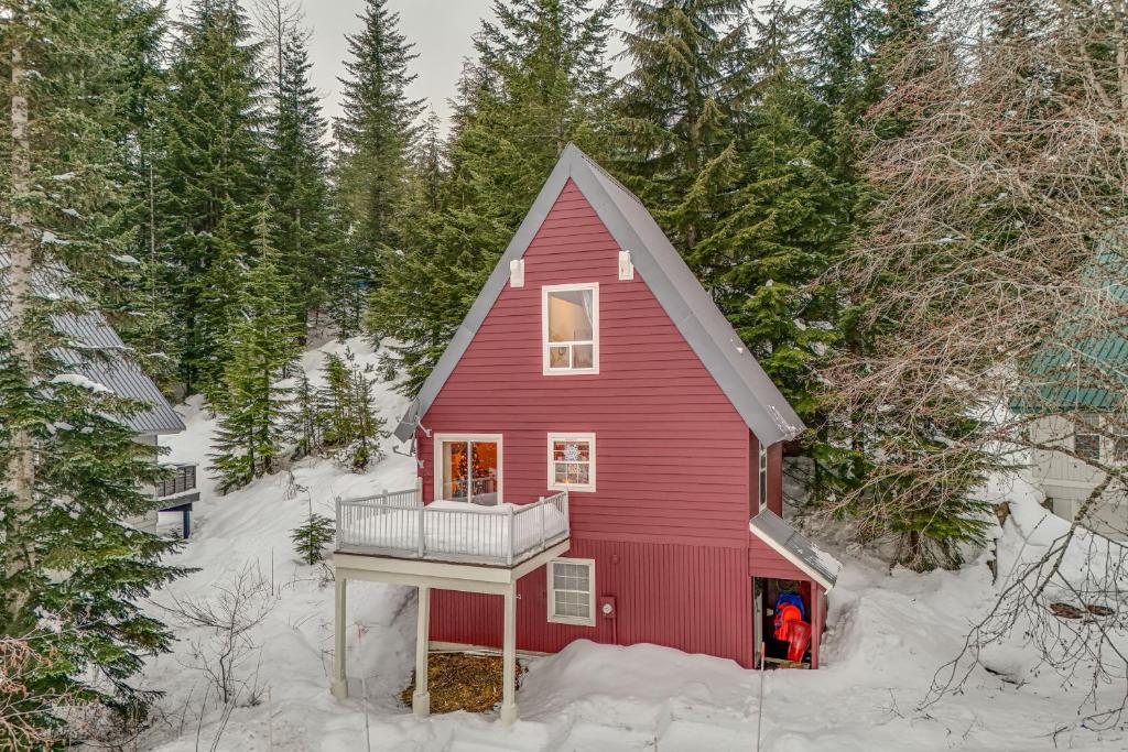 uma vista aérea de uma casa vermelha na neve em Snoqualmie Pass Cabin with Deck Walk to Ski Lift em Snoqualmie Pass