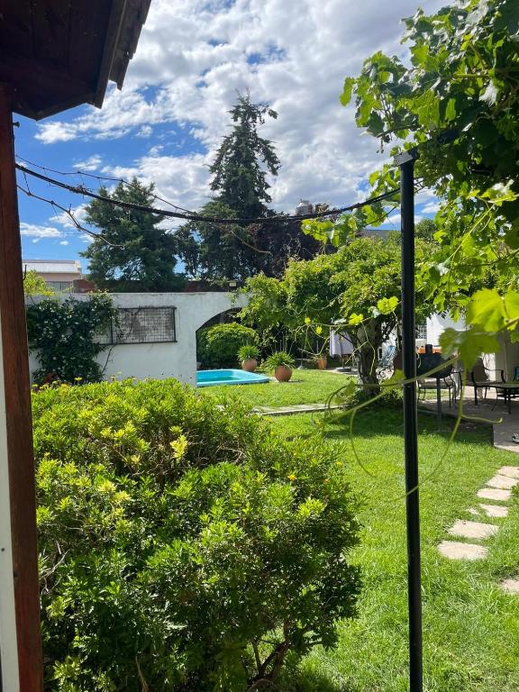 a view of a yard with a house at Casa con pileta "TU CASITA EN VIEDMA" calle Junin 1877 in Viedma