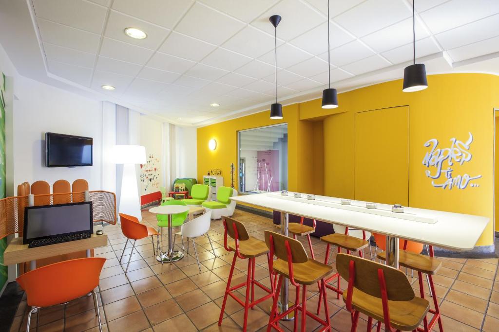 TV a/nebo společenská místnost v ubytování Ibis Styles Napoli Garibaldi