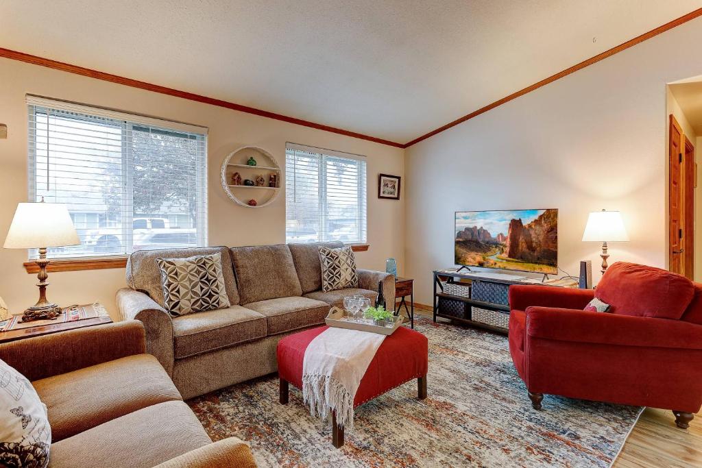 a living room with a couch and a tv at Western Skyline in Redmond