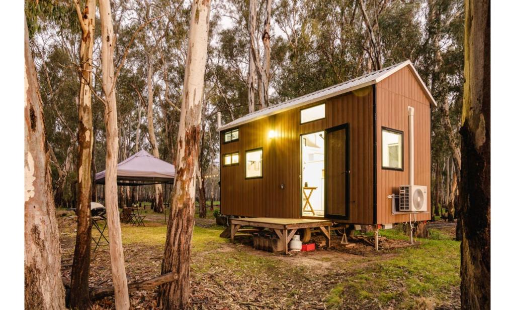 una casita en el bosque con una mesa de picnic en River Red Gum, en Shepparton