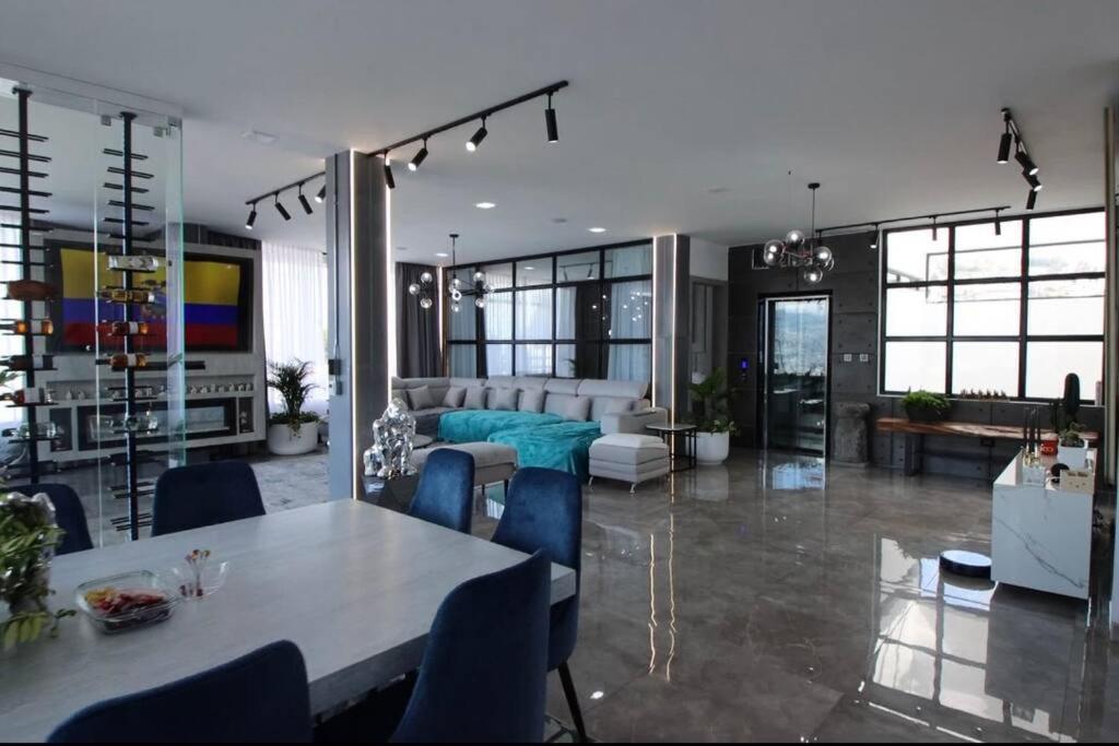 Lounge nebo bar v ubytování Lujoso penthouse con vista panoramica