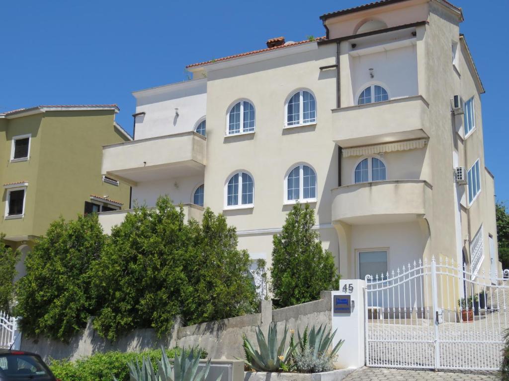un edificio con una valla delante en Apartments Villa Urbajs, en Vrsar