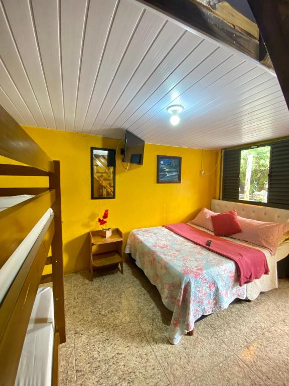 Cama ou camas em um quarto em Pousada & Camping Tubarão