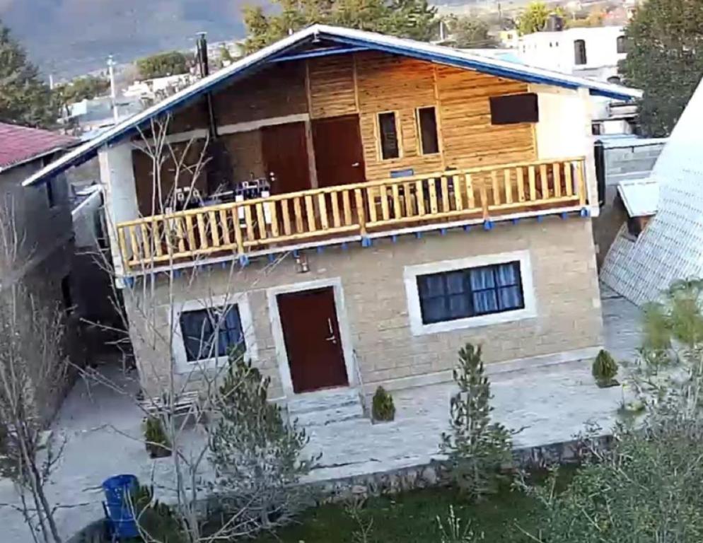 LONGO VI في San Antonio de las Alzanas: صورة منزل مع سطح