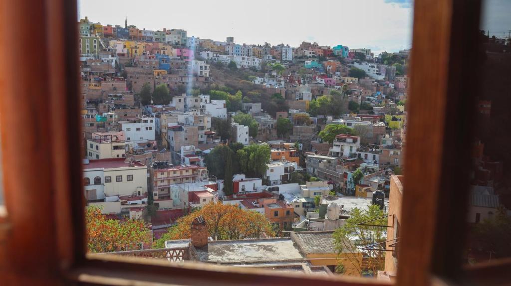 Nespecifikovaný výhled na destinaci Guanajuato nebo výhled na město při pohledu z penzionu