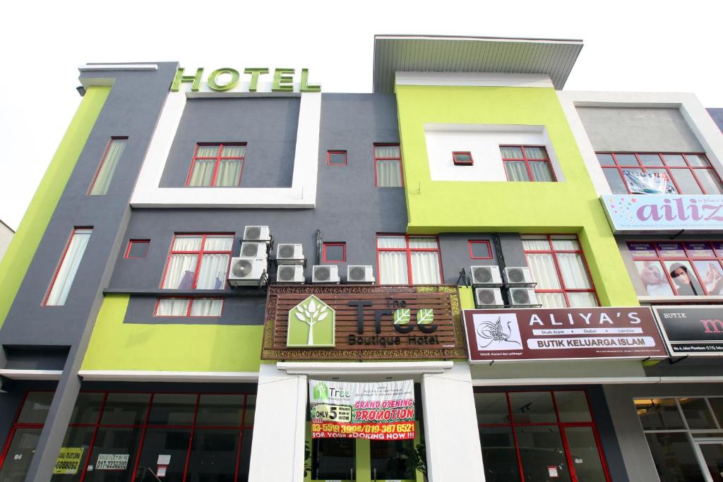 budynek z znakiem hotelowym przed nim w obiekcie The Tree Boutique Hotel w mieście Shah Alam