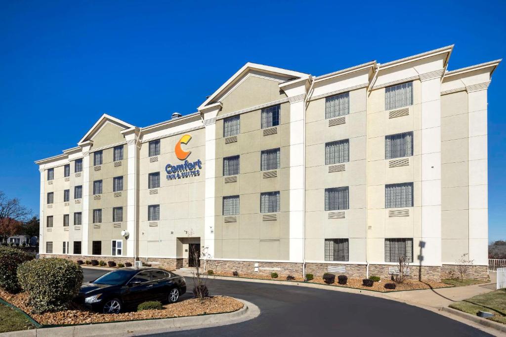 un bâtiment avec une voiture garée devant lui dans l'établissement Comfort Inn & Suites North Little Rock McCain Mall, à North Little Rock