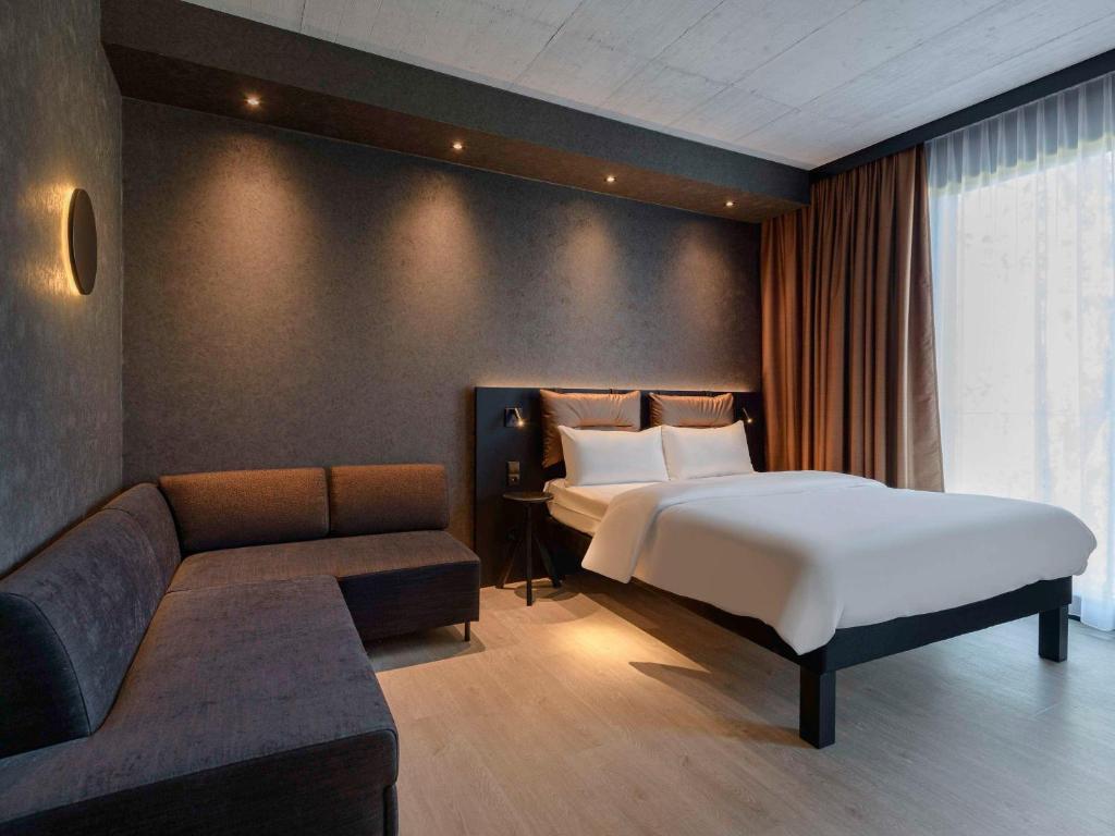 Postel nebo postele na pokoji v ubytování ibis Styles Friedrichshafen