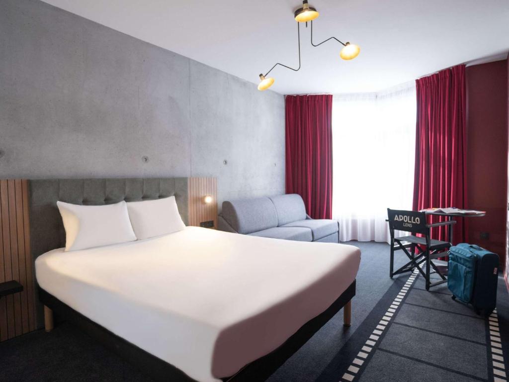 Postel nebo postele na pokoji v ubytování ibis Styles Lens Centre Gare