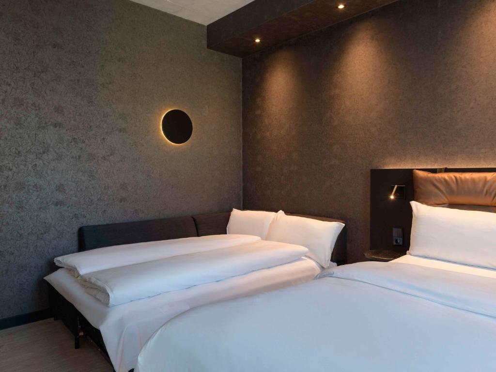 Postel nebo postele na pokoji v ubytování ibis Styles Friedrichshafen