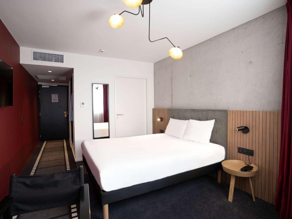 Postel nebo postele na pokoji v ubytování ibis Styles Lens Centre Gare