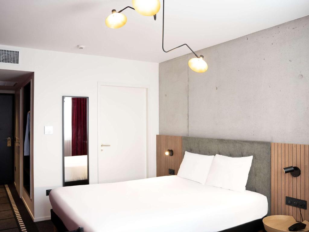 Postel nebo postele na pokoji v ubytování ibis Styles Lens Centre Gare
