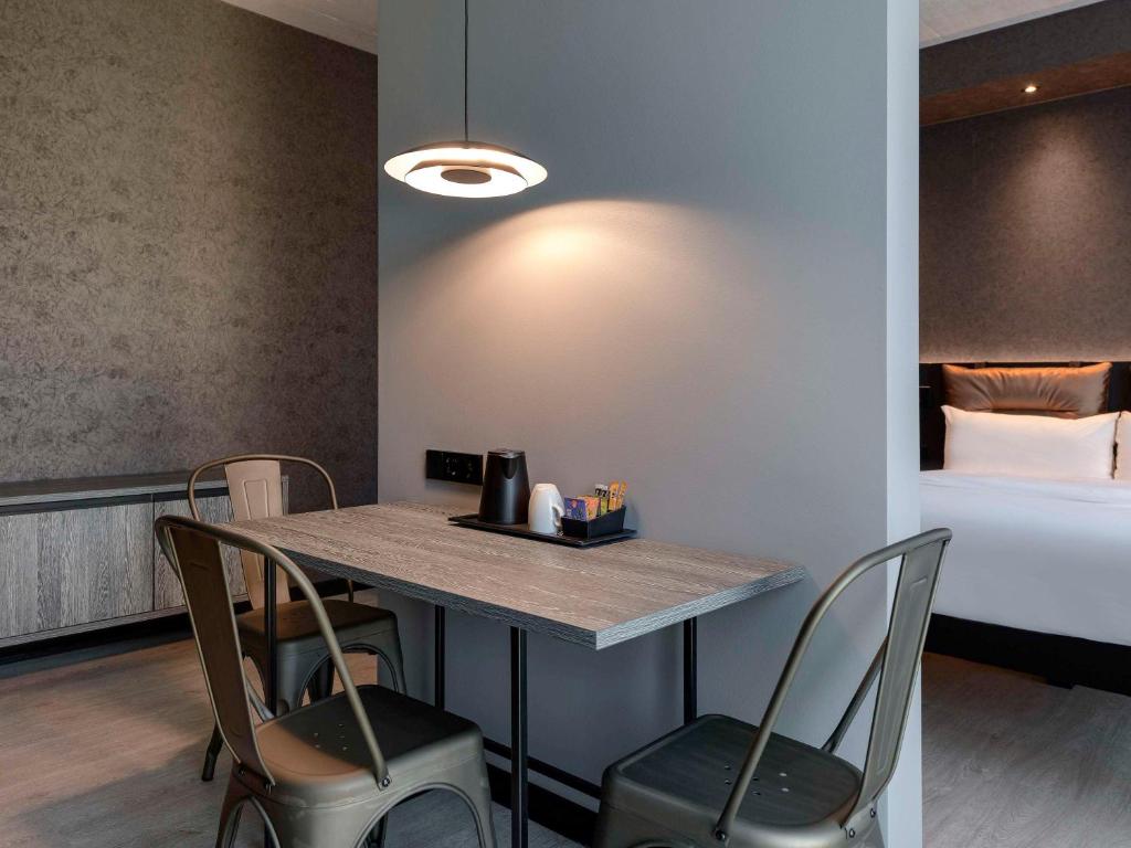 Postel nebo postele na pokoji v ubytování ibis Styles Friedrichshafen