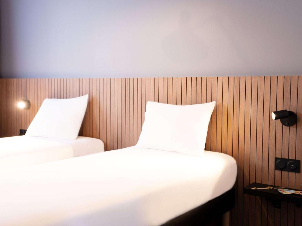 Postel nebo postele na pokoji v ubytování ibis Styles Lens Centre Gare