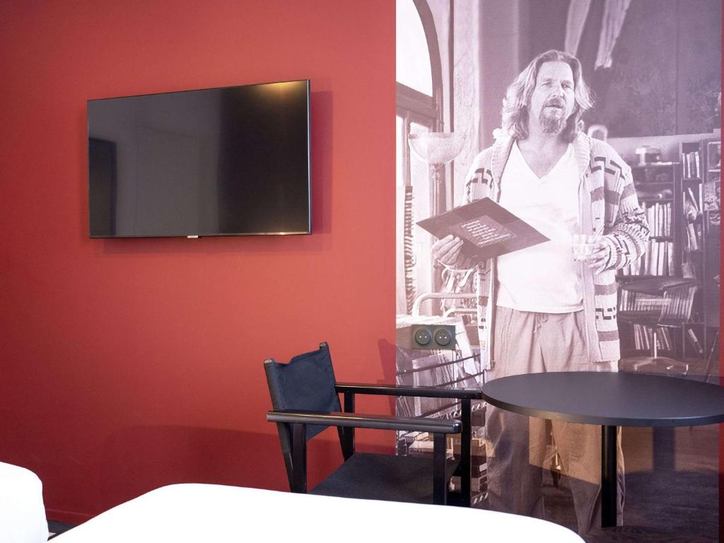TV a/nebo společenská místnost v ubytování ibis Styles Lens Centre Gare