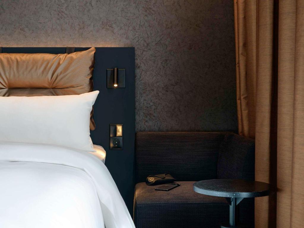 Postel nebo postele na pokoji v ubytování ibis Styles Friedrichshafen