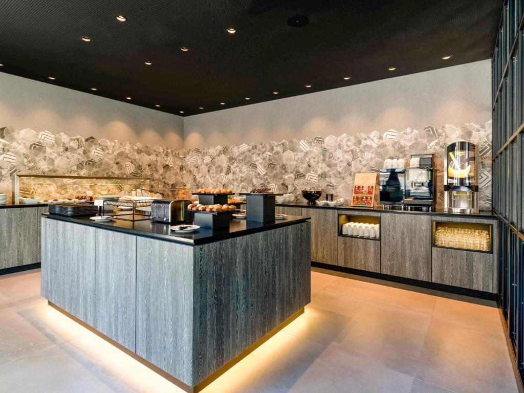 Kuchyň nebo kuchyňský kout v ubytování ibis Styles Friedrichshafen