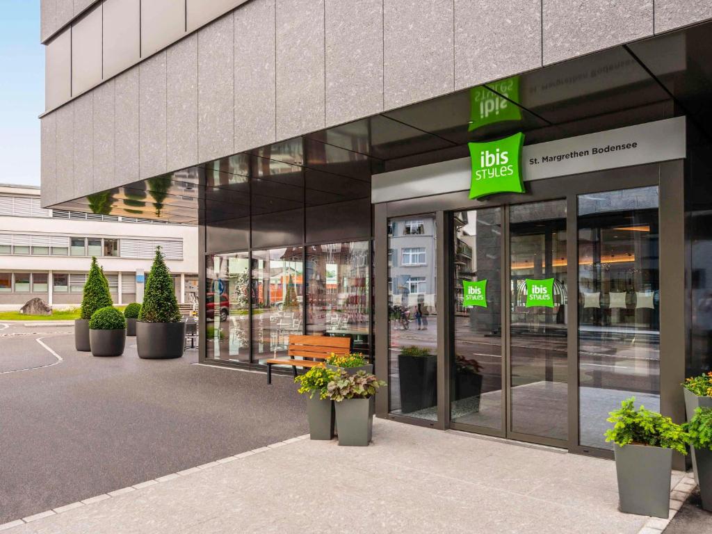 Supermarket nebo jiné obchody v  hotelu nebo okolí