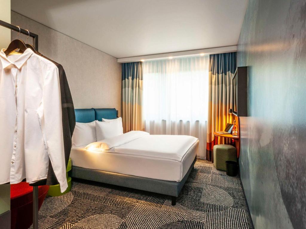 Postel nebo postele na pokoji v ubytování ibis Styles St Margrethen Bodensee