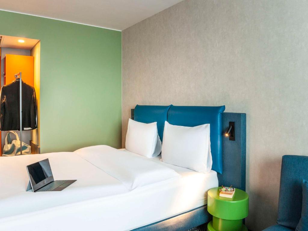 Postel nebo postele na pokoji v ubytování ibis Styles St Margrethen Bodensee