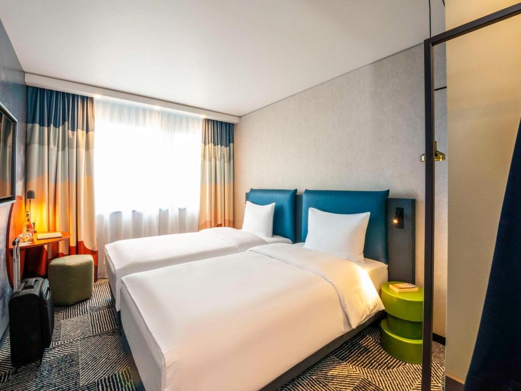 Postel nebo postele na pokoji v ubytování ibis Styles St Margrethen Bodensee