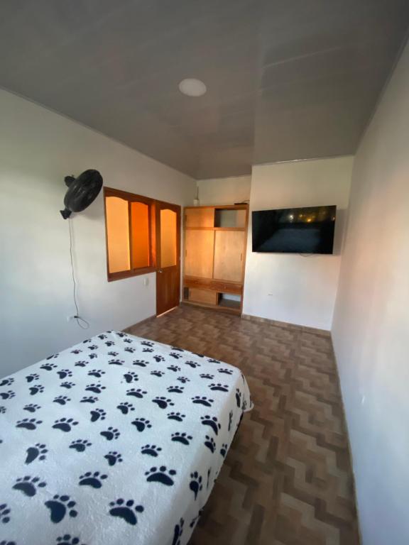 1 dormitorio con 1 cama con edredón azul y blanco en Confortable Apartamento Central, en Tame