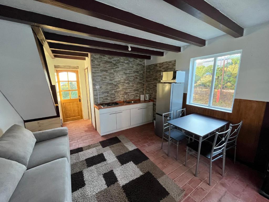 - une cuisine avec un canapé et une table dans une chambre dans l'établissement Casa Miramar, à Quellón