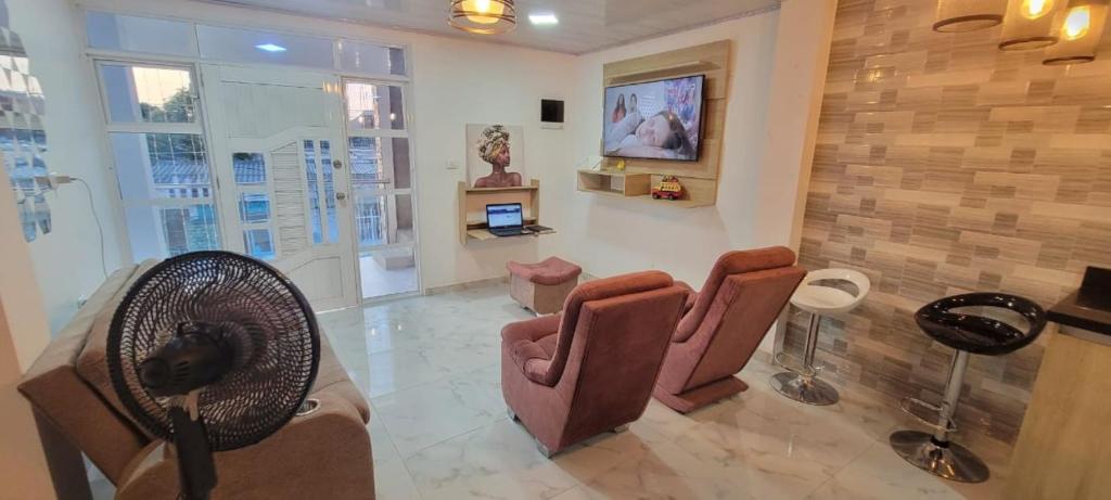 sala de estar con sillas y ventilador en Apartahotel Los Ángeles en Cartagena de Indias