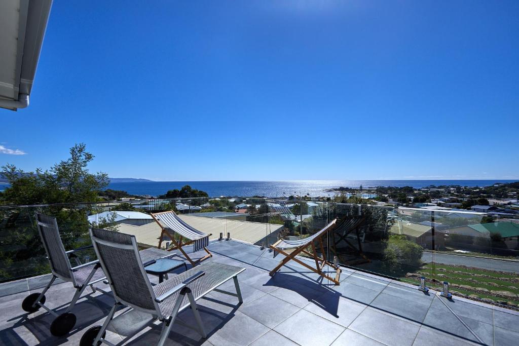 d'une terrasse avec des chaises et une vue sur l'océan. dans l'établissement Sea Forever - a coastal haven!, à Bicheno