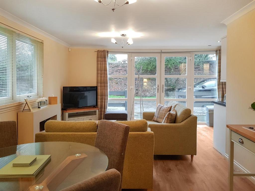 uma sala de estar com um sofá e uma televisão em Leven Lodge 2 - Uk46044 em Balloch