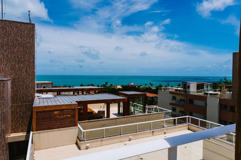 - une vue sur l'océan depuis le toit d'un bâtiment dans l'établissement APART Alto padrao praia PIRANGI, à Parnamirim