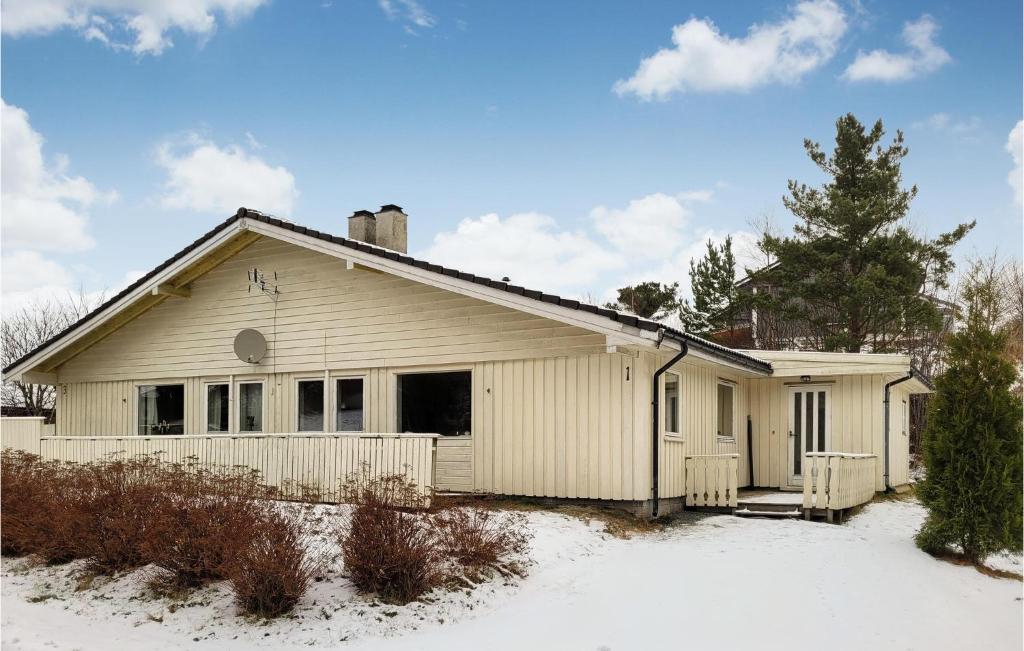 una casa blanca en la nieve en 4 Bedroom Gorgeous Home In Lundegrend, en Grimsland